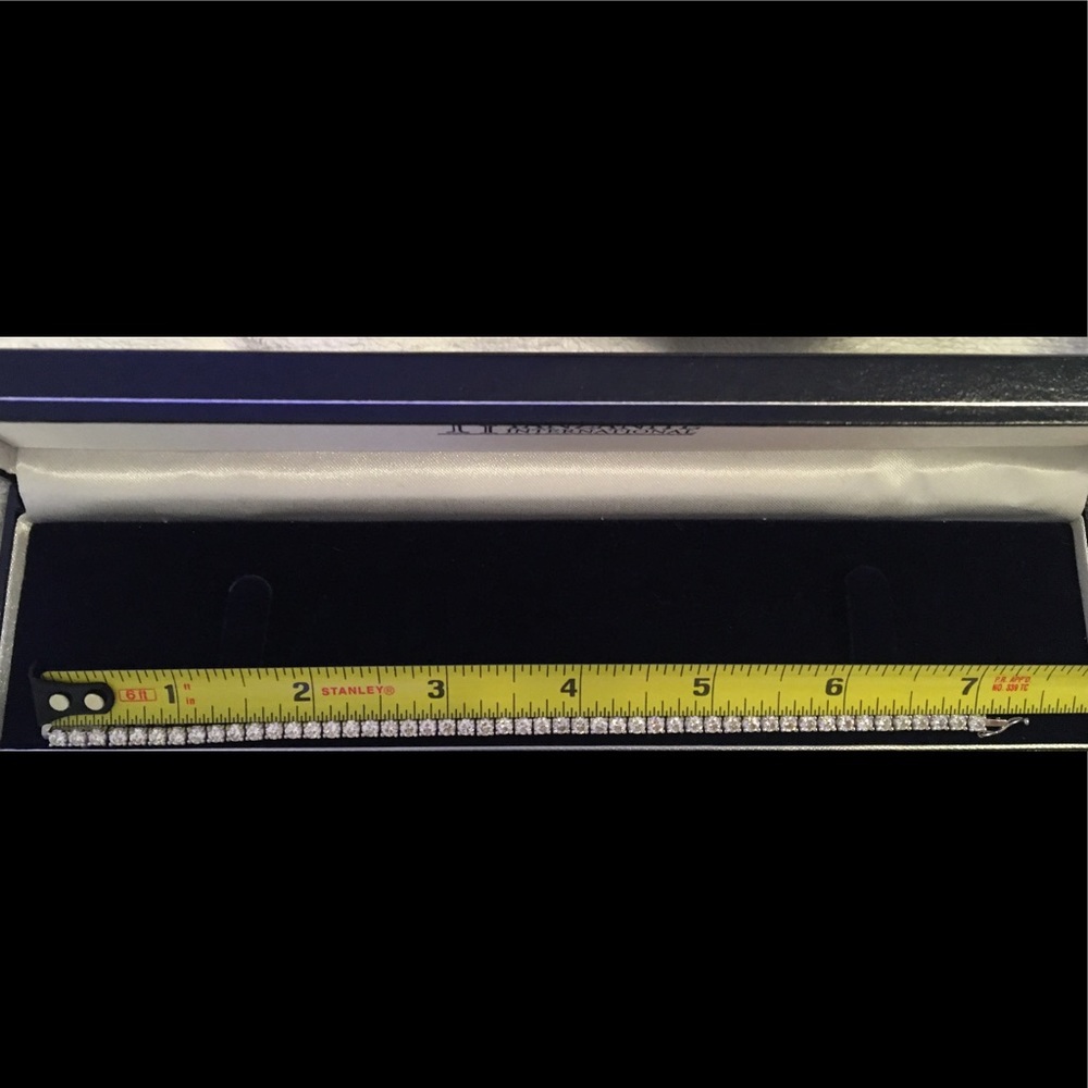 Diamond & White Gold Tennis Bracelet - Picture 8 of 8